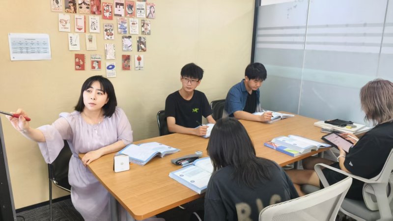 東名日语培训学生在课堂中